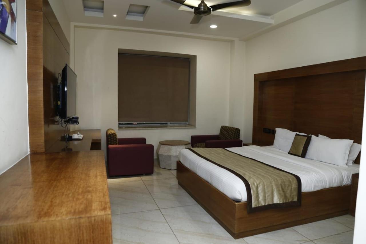 Hotel Pacific Roorkee Bagian luar foto